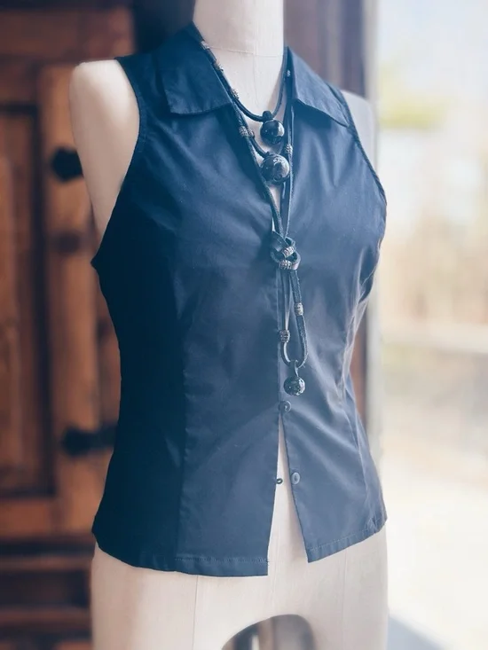 Urban Outfitters Black Sleeveless Button-Down Top - Picture 2 of 7